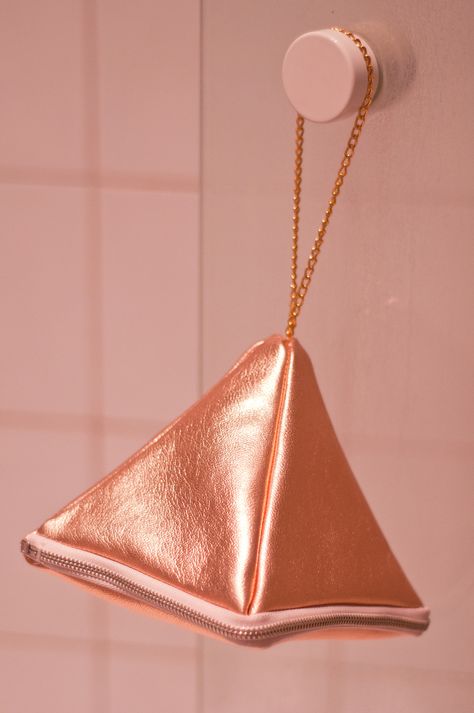 DIY: Leather Pyramid Bag Diy Pyramid, Pyramid Bag, Handbag Tutorial, Diy Fashion Projects, Diy Leather Projects, Metallic Handbags, Small Leather Wallet, Leather Bag Pattern, Diy Leather Bag