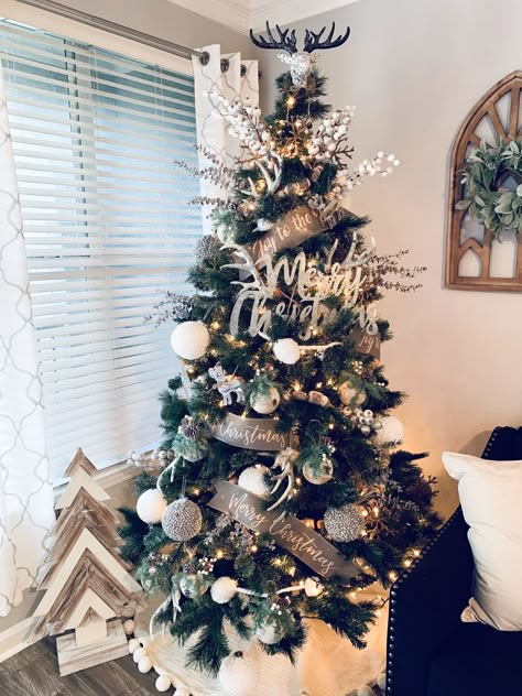 White winter Christmas tree with deer Rustic Modern Christmas, Christmas Tree Inspiration White, Christmas Tree Inspiration Rustic, Christmas Tree Farmhouse, Christmas Tree Idea, Christmas Rustic, Christmas Tree Decorating Themes, Modern Christmas Tree, Farmhouse Christmas Tree