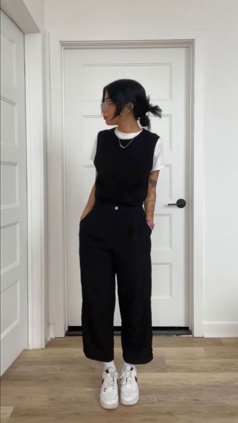 Tomboy Smart Casual, Semi Formal Masc Outfits Women, Classy Lesbian Outfits, Formal Tomboy Outfits, Lesbian Business Casual, Queer Party Outfit, Masc Femme Fashion, Formal Attire Women, Non Binary Outfits