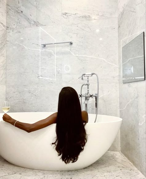 Bathtub Pictures, Bathtub Aesthetic, Bathtub Photography, Bath Photography, 21st Birthday Photoshoot, Fun Photoshoot, Photoshoot Themes, Photoshoot Concept, Shooting Photo