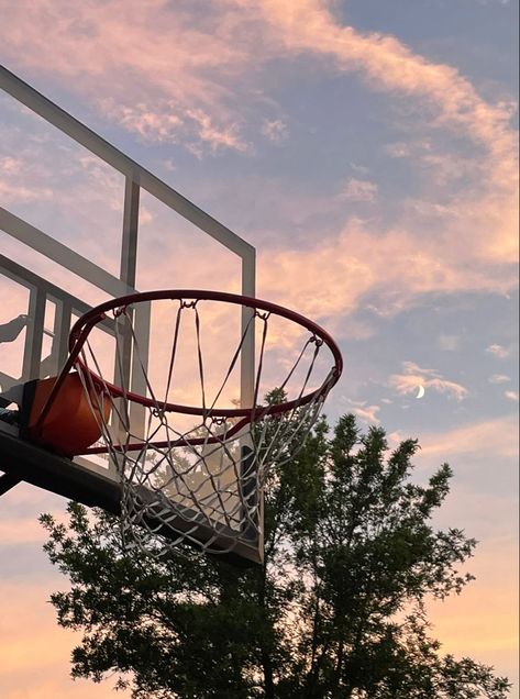 Aesthetic Cute Girly Basketball Wallpapers: Playful and Stylish Visuals! Net Ball Aesthetic, Aesthetic Basketball Pics, Basketball Vision Board Ideas, Girly Basketball Aesthetic, Basket Girl Aesthetic, Basketball Ball Aesthetic, Female Basketball Aesthetic, Basketball Girls Aesthetic, Basketball Vision Board