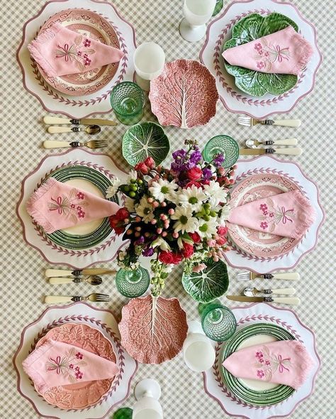 Pink Green Table Setting, Eclectic Table Settings, Tea Party Tablescape, Dinner Tablescape, Easter Decoration Ideas, Pink Plate, Dinner Party Table, Table Setting Inspiration, Spring Decorations