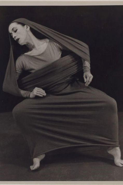 Martha Graham, Isadora Duncan, Heart Opening, Ballet Russe, Inspiring Photography, Dance Movement, Let's Dance, American Modern, Dance Company