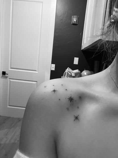 Shoulder Celestial Tattoo, Sparkle Tattoo Ideas Shoulder, Amalie Star Tattoo, Spine Tattoos Stars, Stars Tattoo On Shoulder, Sparkle Shoulder Tattoo, Sparkle Tattoo Shoulder, Star Tattoos Shoulder, Stars Spine Tattoo