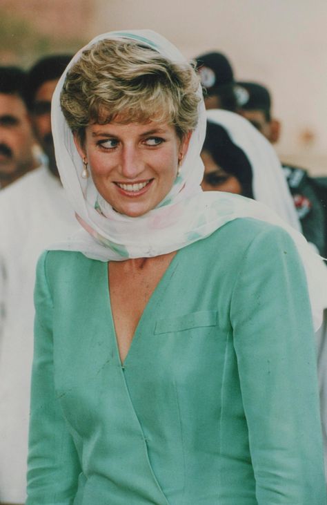 Diana Wedding Dress, Royal Women, Prins William, Prins Harry, Princess Diana Family, Princess Diana Pictures, Long Green Dress, Prince William And Harry, Princes Diana