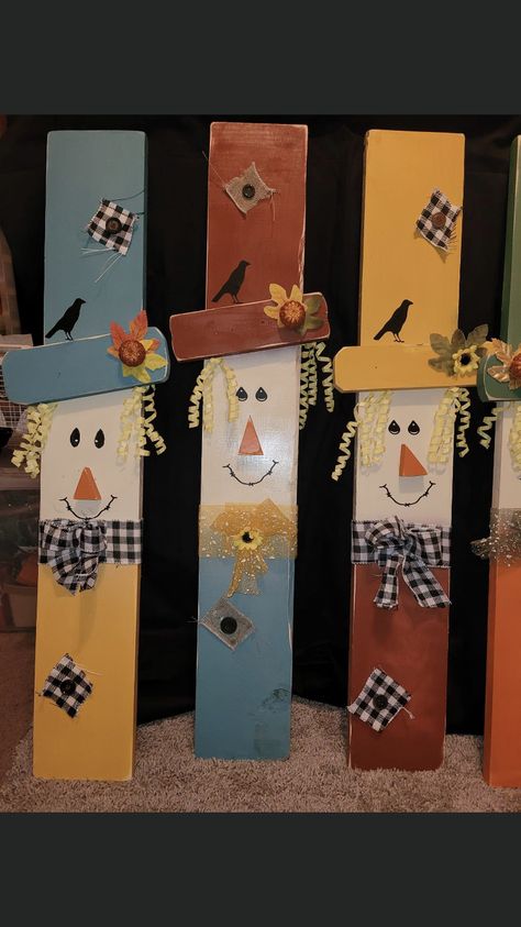 Diy 4x4 Post Ideas, Wood Scarecrow Ideas, Scarecrow Porch Leaner, Thanksgiving Wood Crafts, Porch Leaners, Fall Diys, Fall Pallets, Fall Yard Decor, Scarecrow Crafts