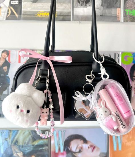 Purse Keychain Aesthetic, Stand Oil Bag, Mochila Kpop, Japanese School Bag, Decorated Bags, My Style Bags, Inside My Bag, Oil Bag, The Stand