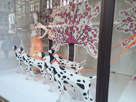 Dog Window Display, Dressing Windows, Pet Store Display, Winter Windows, Display Exhibition, Pet Store Design, Dog Window, Spa Store, Dog Grooming Shop