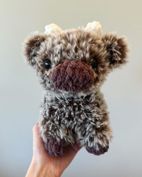 The cutest fluffy cow!! Pattern by @onecentcrochet Fluffy Cow Crochet, Fluffy Yarn Crochet, Fluffy Crochet, Fluffy Cow, Cow Crochet, Fluffy Yarn, Fluffy Cows, Crochet Cow, Cow Pattern