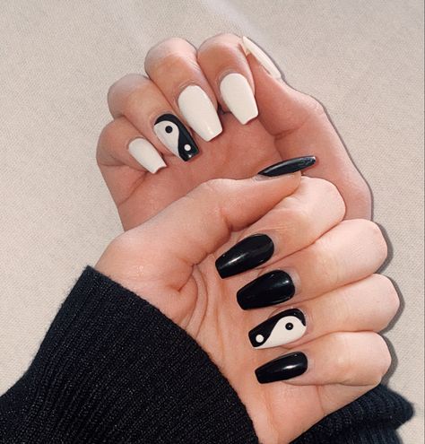 #trendy #nail #gelx #gel #white #black #yingyang #ying #yang #fun #summer #spring Ting Yang Nail Design, Black N White Nail Art, Nails Acrylic Ying Yang, Easy Nail Art Black And White, Simple Nail Art Black And White, Ting And Yang Nails, Black And White Ying Yang Nails, Ying Yang Nail Design, Yang Yang Nails