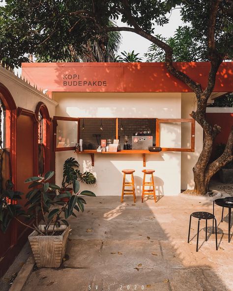 Walk Up Coffee Shop, Coffee Shop Aesthetic Outdoor, Minimalist Coffee Shop Exterior, Street Coffee Shop Outdoor Cafe, Korean Coffee Shop Exterior, Kampung Style Cafe, Coffee Shop Counter, Cafe Signage, Greenhouse Cafe