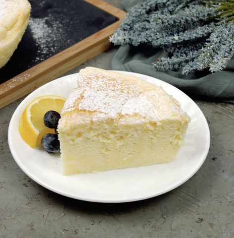 Lemon Yogurt Cake Recipe, Dessert Yogurt, Lemon Yogurt Cake, Lemon Sponge Cake, Lemon Treats, Almond Yogurt, Cookist Wow, Yogurt Dessert, Fluffy Cake