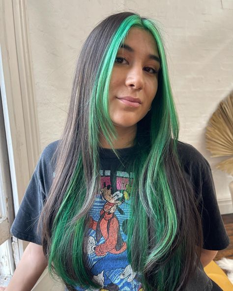 Green Money Piece Hair, Arctic Fox Phantom Green, Green Money Piece, Green Peekaboo Hair, Green Peekaboo, Hair Dye Tutorial, Money Piece Hair, Peekaboo Hair Colors, Emerald Hair