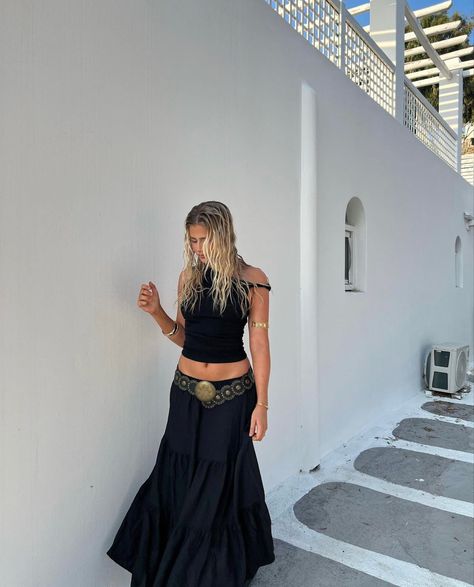 Long Black Skirt Outfit Boho, Moody Boho Outfits, Maxi Skirt Festival Outfit, Black Fitted One Shoulder Top For Summer, Style Black Maxi Skirt, Boho Belt Outfit, Ethereal Look, Black Outfit Beach, Disc Belt Outfit