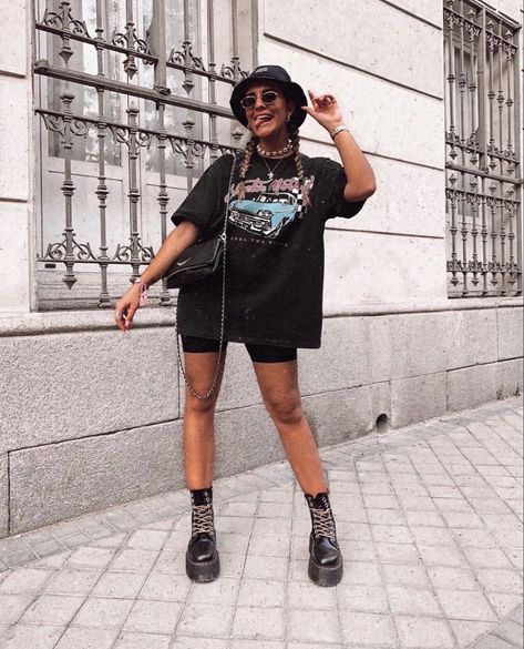 Concert Outfit Biker Shorts, Black Shorts Festival Outfit, Outfit Con Biker Short, Summer Outfits Edgy, Short Pollera, Outfit Oversize, Biker Shorts Outfit, Outfit Primavera, Winter Fashion Outfits Casual