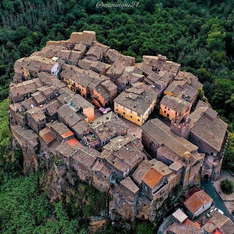 Photo by: @manutoni24 Italian Village, Beaux Villages, Places Of Interest, Ancient Architecture, Places Around The World, Nature Travel, Abandoned Places, Amazing Places, Italy Travel