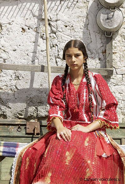 Madame Pace - colour inspiration for her costume (not flamenco dancer but more like gypsy) Romani Clothing, Roma People, Flamenco Dancer, Modern Hippie, Punk Girl, Folk Dresses, Colour Inspiration, World Cultures, Estilo Boho