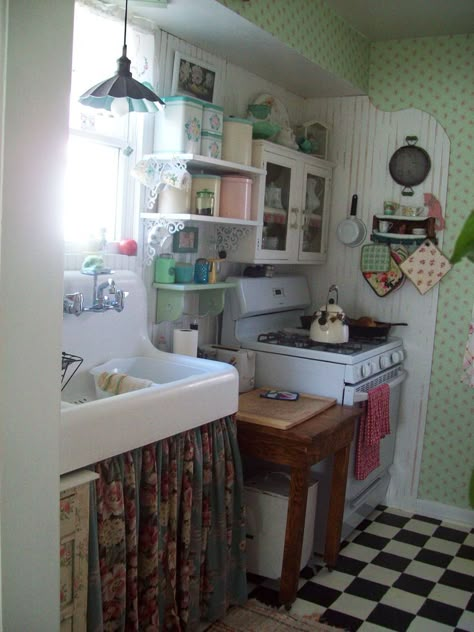 Small Cottage Kitchens, Cottage Tiny House, Tiny House Swoon, Small Cottage Kitchen, Ikea Inspiration, Checkerboard Floor, Rainbow House, Warm Kitchen, Casa Country