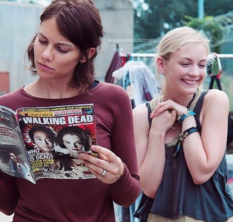 Lauren Cohan (Maggie) and Emily Kinney (Beth) behind the scenes Glenn Maggie, The Walkind Dead, Lauren Cohen, Beth Greene, Twd Funny, Twd Cast, Maggie Greene, Emily Kinney, Walking Dead Memes