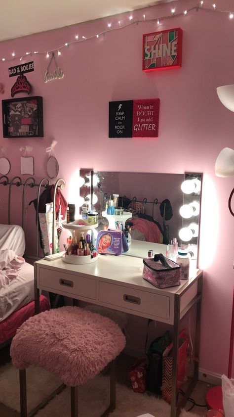 Mirror Placement In Bedroom, Mirror Placement Ideas, Cute Vanity Ideas, Makeup Vanity Room, Vanity Impressions, Aesthetic Makeup Vanity, Vanity Room Ideas, Ideas For Girls Bedroom, Cute Vanity