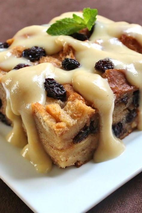 Best Bread Pudding with Vanilla Sauce | "This is the best Bread Pudding I have ever made! Everyone raved." #dessertrecipes #dessertideas #dessertdishes #sweettreats Bread Pudding Recipe With Vanilla Sauce, Bread Pudding With Vanilla Sauce, Easy Bread Pudding, Best Bread Pudding, Raisin Bread Pudding, Best Bread Pudding Recipe, Puding Roti, Bread Pudding Easy, Banana Bread Pudding