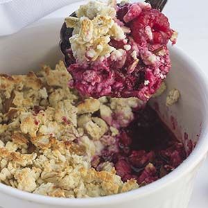 High Protein Berry Crumble, Protein Berry Crumble, Breakfast Crumble Healthy, Protein Crumble Topping, High Protein Blueberry Crumble, Healthy Berry Crumble, High Protein Snacks Low Carb, Healthy Crumble, Breakfast Crumble