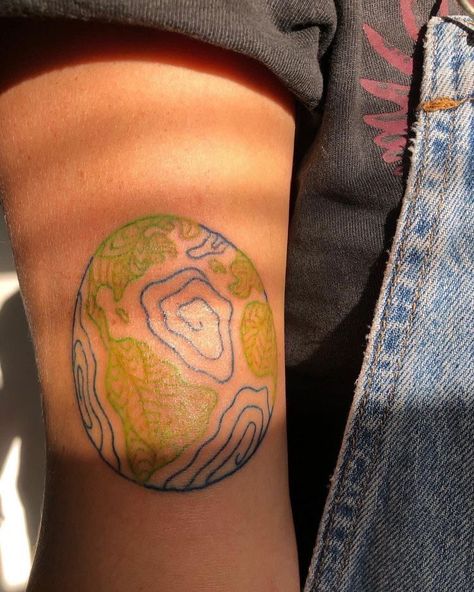 Words Around Elbow Tattoo, Black Women Meaningful Tattoos, Inside Hip Tattoos Women, Wholesome Tattoo Ideas, Feminine Tattoos Color, Apocalypse Tattoo Ideas, Earth Tattoo Color, Messy Tattoo Style, Types Of Tattoo Art Styles