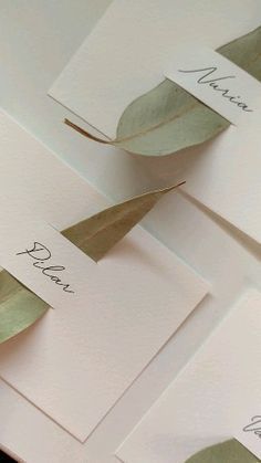 40 Uniquely Modern & Traditionally Stylish Place Card Design Ideas - Design & Paper Tafel Decor, Deco Floral, Diy Wedding Decorations, Jewelry Packaging, Name Cards, Name Tag, Save The Date Cards, Place Cards, Diy Wedding