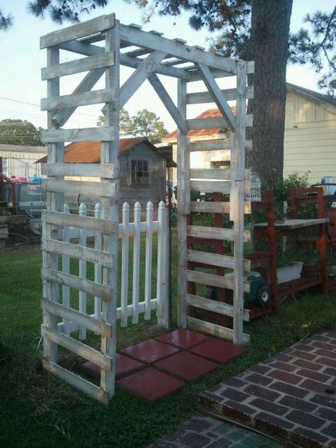 Pallet Arbor Diy, Pallet Arch, Arbor Made From Old Doors, Pallet Arbor, Cheap Diy Garden Arbor, Pallet Wood Trellis, Wood Arbor With Gate, Garden Arbor With Gate, Pallet Trellis