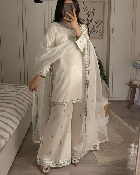 White Dress Aesthetic, Simple Dress Casual, Desi Dress, Desi Fashion Casual, Pakistani Fancy Dresses, Pakistani Dresses Casual, Beautiful Pakistani Dresses, Indian Dresses Traditional, Simple Pakistani Dresses