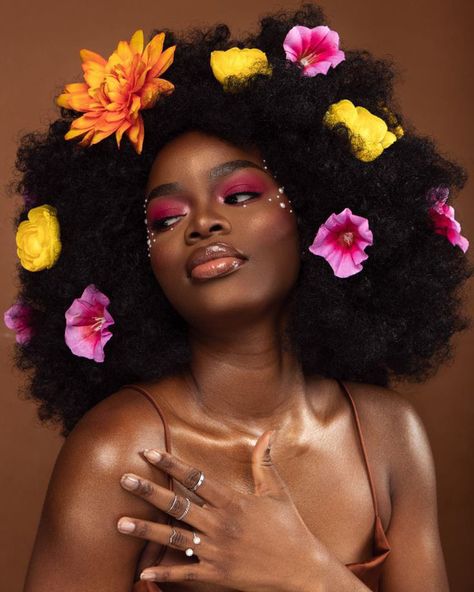 Photoshoot With Afro Hair, Flowers In Afro Photoshoot, Photoshoot With Natural Hair, Shoot Concepts Photoshoot, Natural Hair Birthday Photoshoot Ideas, Floral Beauty Shoot, Afros With Flowers, Flower Afro Photoshoot, Afro Flowers In Hair