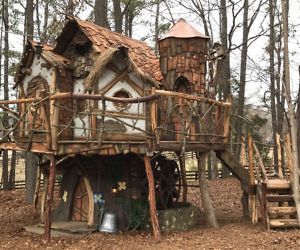 Tinker Bell’s Tree House Beautiful Tree Houses, Diy Outdoor Fireplace, Tree House Plans, Tree House Diy, Cool Tree Houses, Tree House Designs, Diy Tree, Into The Woods, Outdoor Fireplace