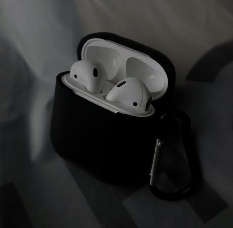 Airpods Case Aesthetic Black, Black Airpods Aesthetic, Fone Aesthetics, Air Pods Aesthetic, Airpods Case Aesthetic, Rainbow Photography Nature, Airpods Aesthetic, Airpods Black, Apple Headphone