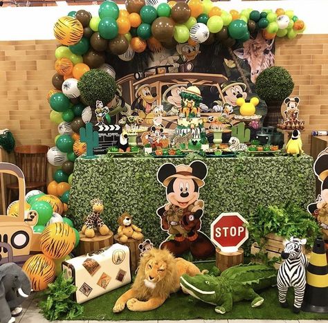 Mickey Mouse Birthday Theme, Safari Birthday Party Decorations, Miki Mouse, Jungle Theme Birthday Party, Mickey 1st Birthdays, Decoration Buffet, Mickey Mouse Themed Birthday Party, Fiesta Mickey Mouse, Baby Shower Safari Theme