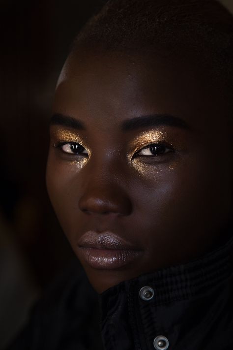 Spring Fashion Week, Fashion Week Backstage, Model Rock, Hair Afro, Runway Makeup, Gold Eyeshadow, Gold Makeup, Kesha, Editorial Makeup