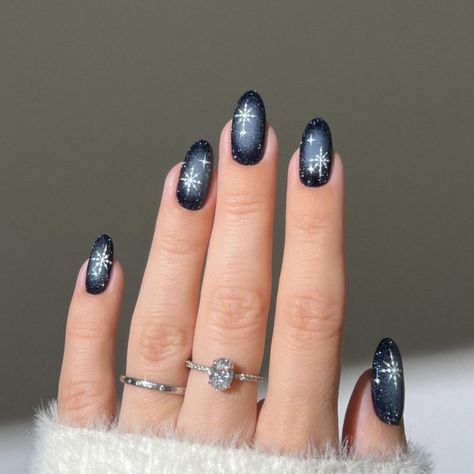 Blue Christmas Nails, Blue And Silver Nails, Winter Nail Art Designs, Short Nails Gel, Cute Nails Short, Aura Nails, New Years Nails, Christmas Coffee Bar, Airbrush Nails