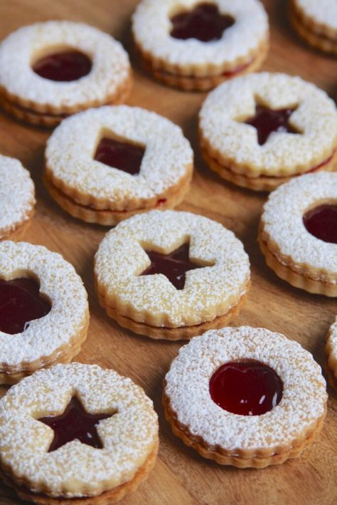 Linzer Cookies Linzer Cookie, Linzer Cookies Recipe, Italian Christmas Cookies, Linzer Cookies, Jam Cookies, Cookie Recipes Homemade, Italian Christmas, Buttery Cookies, Sweet Cookies