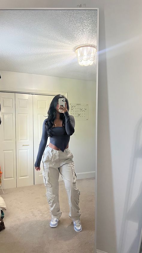 Going Out Outfits With Dunks, Cargo Dunks Outfit, Grey Cargos Fit, Grey Dunks Outfit Black Women, Grey Top Outfit Ideas, Gray Dunks Outfit, Gray Cargo Pants Outfit For Women, Light Cargo Pants Outfit, Light Grey Cargo Pants Outfit