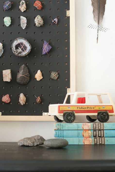 Rock Collection Display Ideas, Rock Collection Storage, Arrowhead Display, Collection Display Ideas, Rock Collection Display, Rock Display, Lay Baby Lay, Rock Room, Rock Collecting