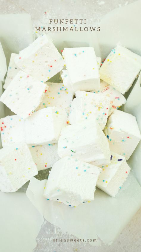 Funfetti marshmallows- It’s fluffy, soft, and it melts in your mouth.. Homemade funfetti marshmallows are going to be the next must have in your pantry. Colored Marshmallow Recipes, Funfetti Marshmallows, Marshmellow Treats, Rainbow Marshmallow, Shaped Marshmallows, Small Chocolate Cake, Dipped Marshmallows, Cake Bars Recipe, Marshmallow Dip