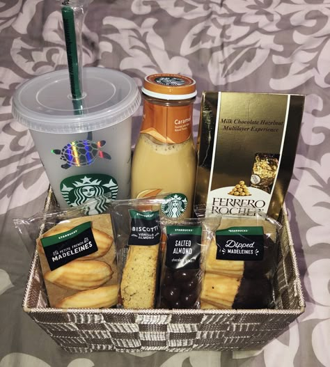 Starbucks Raffle Basket Ideas, Starbucks Gift Basket Ideas Diy, Iced Coffee Gift Basket Ideas, Starbucks Basket Ideas, Starbucks Basket, Starbucks Gift Basket Ideas, Coffee Basket Gift Ideas, Coffee Themed Gift Basket, Starbucks Gift Baskets