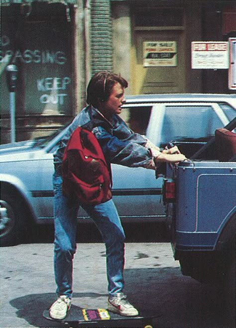 Marty McFly showing us how it's done with his Eastpak backpack in Back to the Future, 1985. 60 Year Anniversary, Tom Und Jerry, Septième Art, Michael J Fox, J Fox, Marty Mcfly, I Love Cinema, 80s Movies, Michael J