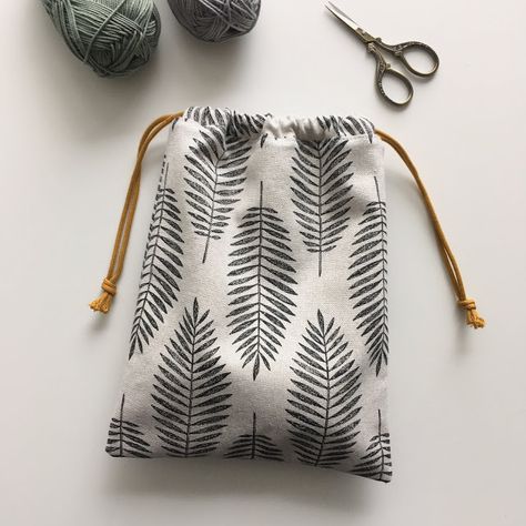 s.o.t.a.k handmade: drawstring bags Drawstring Bag Diy, Fabric Stamping, Japanese Embroidery, Sewing Bags, Craft Bags, Drawstring Bags, Fabric Bags, Block Printing, Sewing Bag