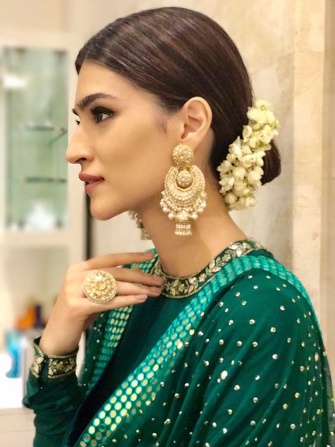 We Can't Get Over Kriti Sanon's Ethereal Festive Look Bun With Gajra, Wedding Bun, Flower Bun, Middle Part Hairstyles, Indian Wedding Hairstyles, Sleek Bun, Ethnic Hairstyles, Outfit Trends, Indian Wedding Dress