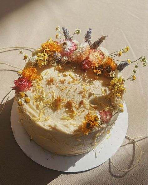 Organic Cake Decoration, Fresh Floral Cake, Birthday Cake Carrot Cake, Carrot Cake With Flowers, Real Flower Birthday Cake, Pretty Carrot Cake, Cake Decorating Carrot Cake, Aesthetic Carrot Cake, Fall Harvest Cake