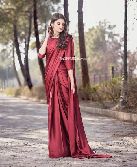 Maroon Satin Saree, Maroon Saree, Sarees For Girls, Simple Saree Designs, Sari Design, Latest Bridal Dresses, Cast A Spell, Plain Saree, Pakistani Fancy Dresses