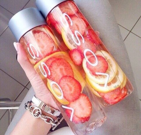 Take fresh cut strawberries and lemons put them in ice water! The next day it tastes so yummy Strawberry Detox Water, Lemon And Strawberry, Infused Water Recipes, Fruit Infused Water, Detox Water Recipes, Fruit Infused, Water Recipes, Idee Pasto Sano, Flavored Water