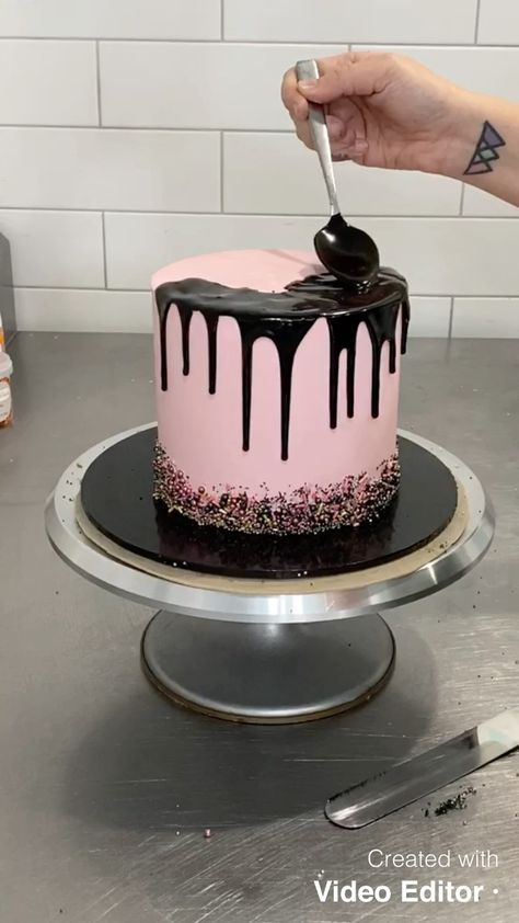 Pink And Black Drip Cake, White Cake With Black Drip, Black Ganache Cake, Black Drip Cake, Black And Pink Cake, Black Ganache, Choc Drip Cake, Drip Cake Tutorial, Drippy Cakes