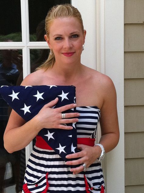 melissa joan hart Clarissa Explains It All, Melissa & Joey, Military Pins, Melissa Joan Hart, Tv Actors, American Actress, Bobbi Brown, Blue Fashion, Beauty Women