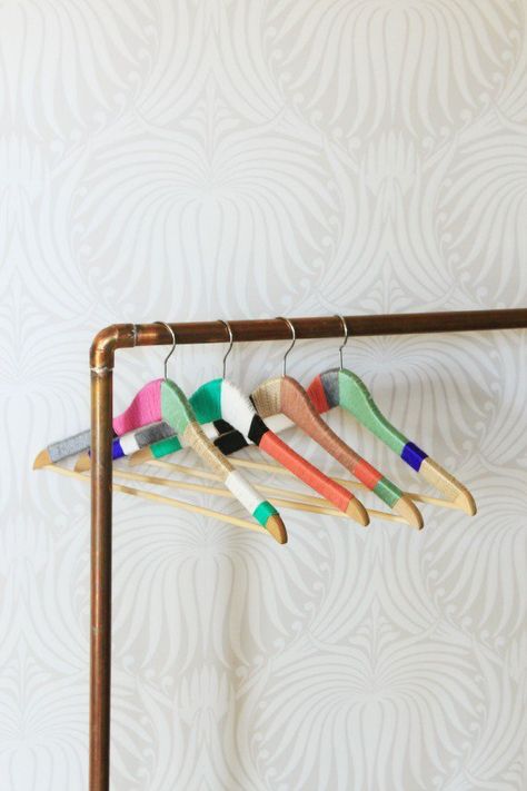 Green Notebook, Hanger Decor, Clothes Hangers, Yarn Diy, Wooden Hangers, Diy Blog, Diy Wood Projects, Diy Inspiration, Kids Crafts